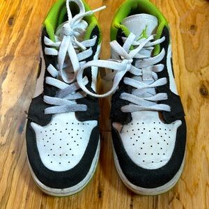 Jordan 1’s green with flowers